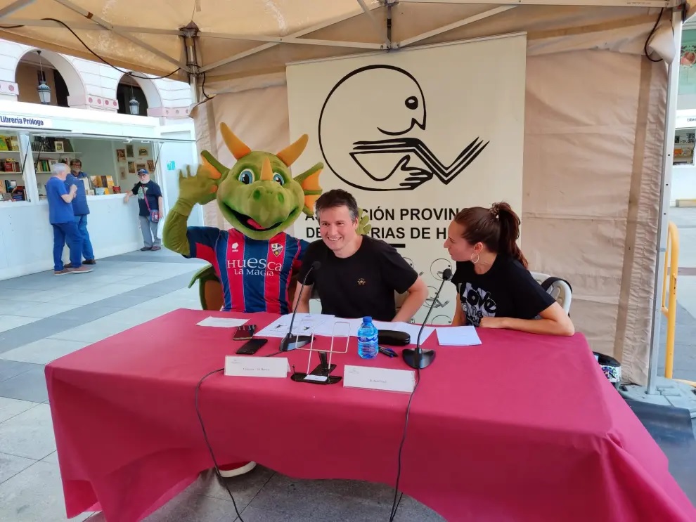 Ha pasado de verdad. 📚💘
No lo he soñado.
Con Dragonés (y Estel García) en la Feria del Libro de Huesca.