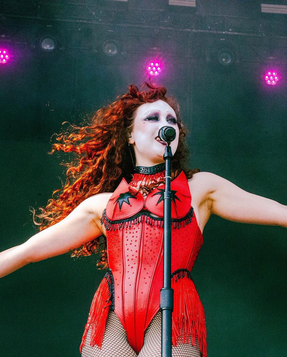 …@bostoncalling the biggest crowd i’ve literally ever seen in person. i love festivals theyre so fun oh my god thank u thank u thank u❤️‍🔥

thank you to the band i love you all so much 💋💋