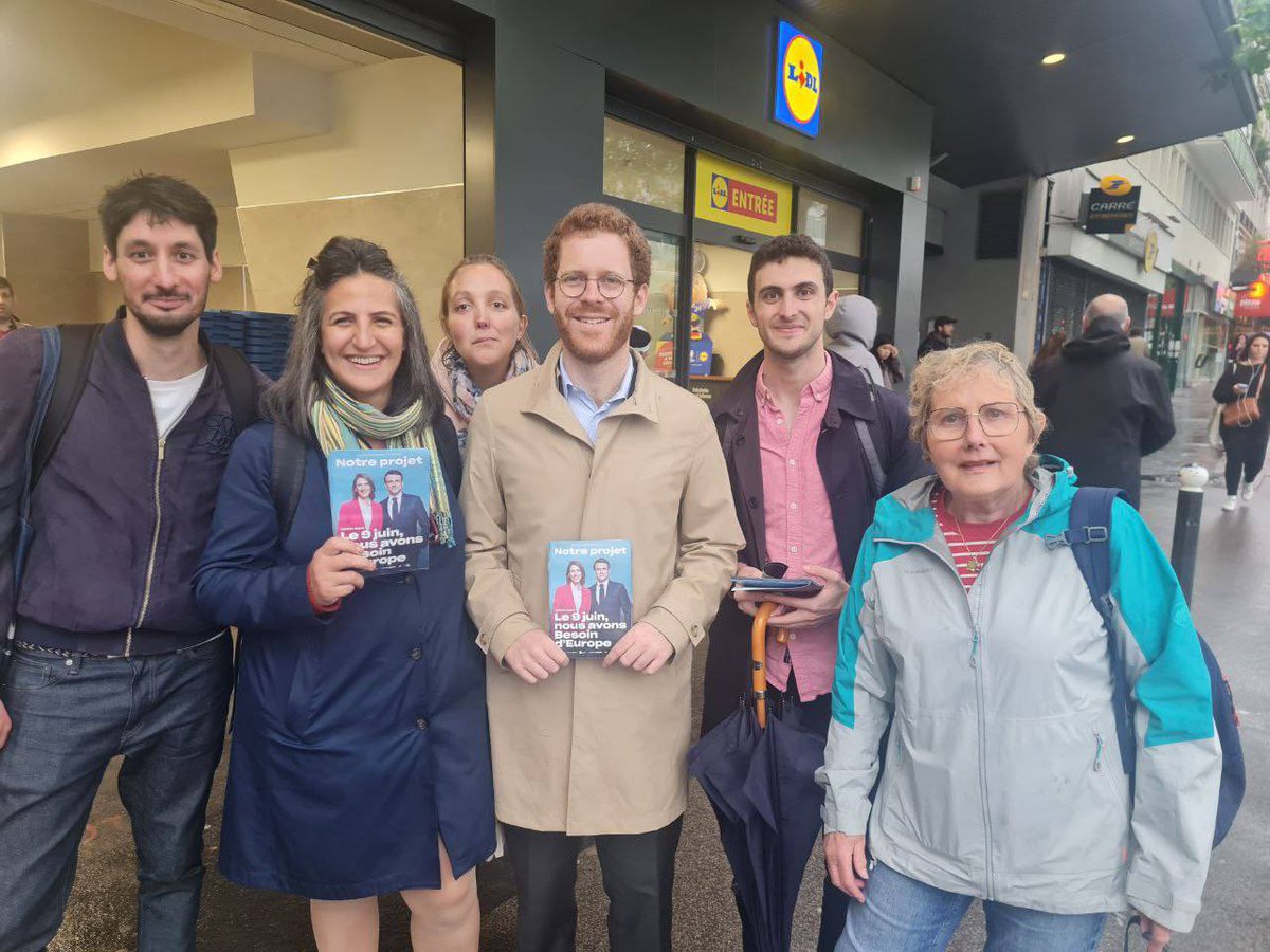 Tractage pluvieux, tractage heureux . Les quatorziens ont réservé un bel accueil @Amiel_David_ malgré le mauvais temps. Dans moins de deux semaines auront lieu des élections européennes décisives, convaincre et plus que jamais faire voter.🇪🇺💪🏼 @BesoindEurope @ValerieHayer