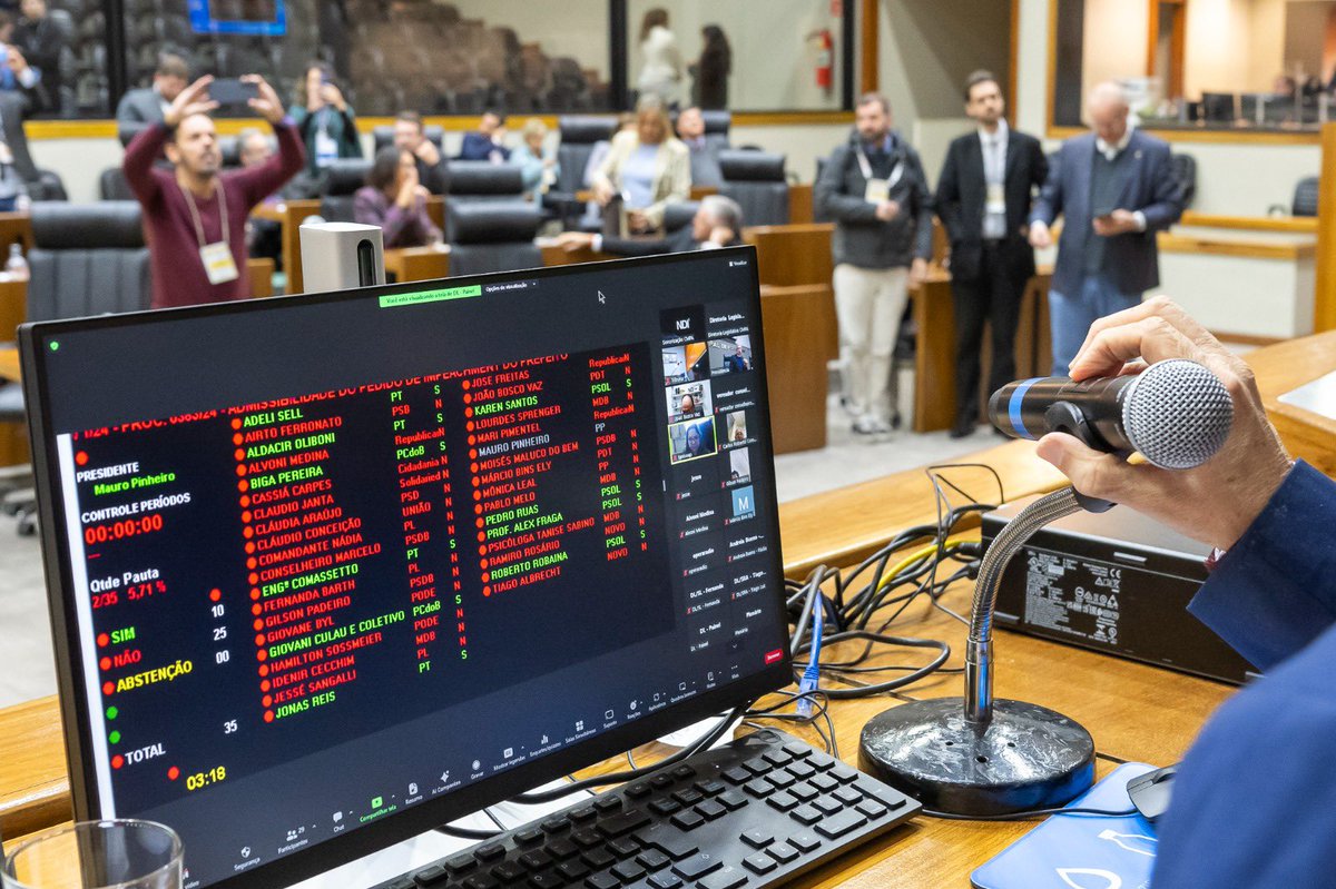 ProfAlexFraga's tweet photo. A Câmara de Porto Alegre acaba de rejeitar o pedido de impeachment do prefeito Sebastião Melo. Uma verdadeira conivência com a negligência, irresponsabilidade e descaso que nos trouxe à maior catástrofe já vivida na nossa cidade. Nosso mandato votou favoravelmente. https://t.co/w9HF4T4tlM