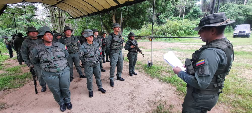 civiscea50's tweet photo. 📢 #Entérate || El personal de este centro  efectuó ejercicio de tiro de fusil Ak-103 y pistola Cal. 9mm.  en las instalaciones del polígono de tiro del Batallón de Infantería Mecanizada "G/J José Antonio Anzoátegui".
#UnidosDeCorazón
#FANB
#SoloUnidosVenceremos
#CEA50
#29May https://t.co/MMnFRTeNYw