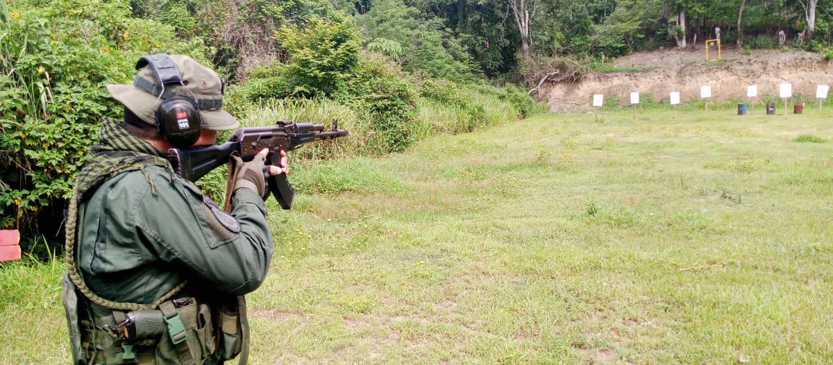civiscea50's tweet photo. 📢 #Entérate || El personal de este centro  efectuó ejercicio de tiro de fusil Ak-103 y pistola Cal. 9mm.  en las instalaciones del polígono de tiro del Batallón de Infantería Mecanizada "G/J José Antonio Anzoátegui".
#UnidosDeCorazón
#FANB
#SoloUnidosVenceremos
#CEA50
#29May https://t.co/MMnFRTeNYw