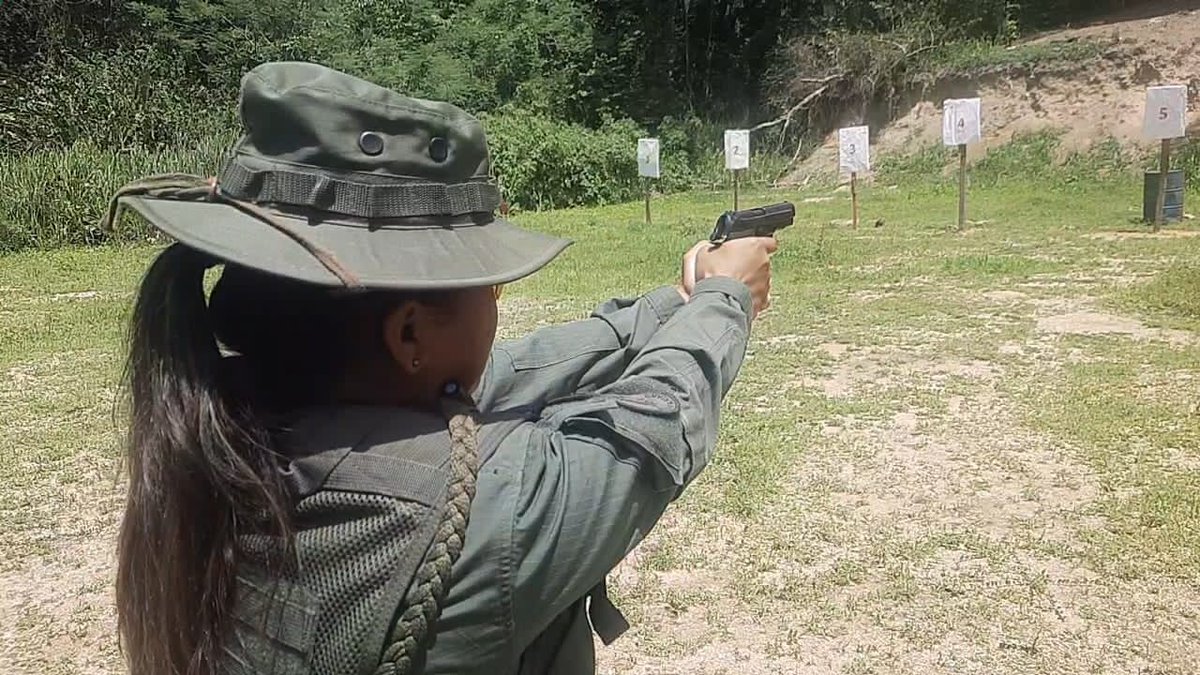 civiscea50's tweet photo. 📢 #Entérate || El personal de este centro  efectuó ejercicio de tiro de fusil Ak-103 y pistola Cal. 9mm.  en las instalaciones del polígono de tiro del Batallón de Infantería Mecanizada "G/J José Antonio Anzoátegui".
#UnidosDeCorazón
#FANB
#SoloUnidosVenceremos
#CEA50
#29May https://t.co/MMnFRTeNYw