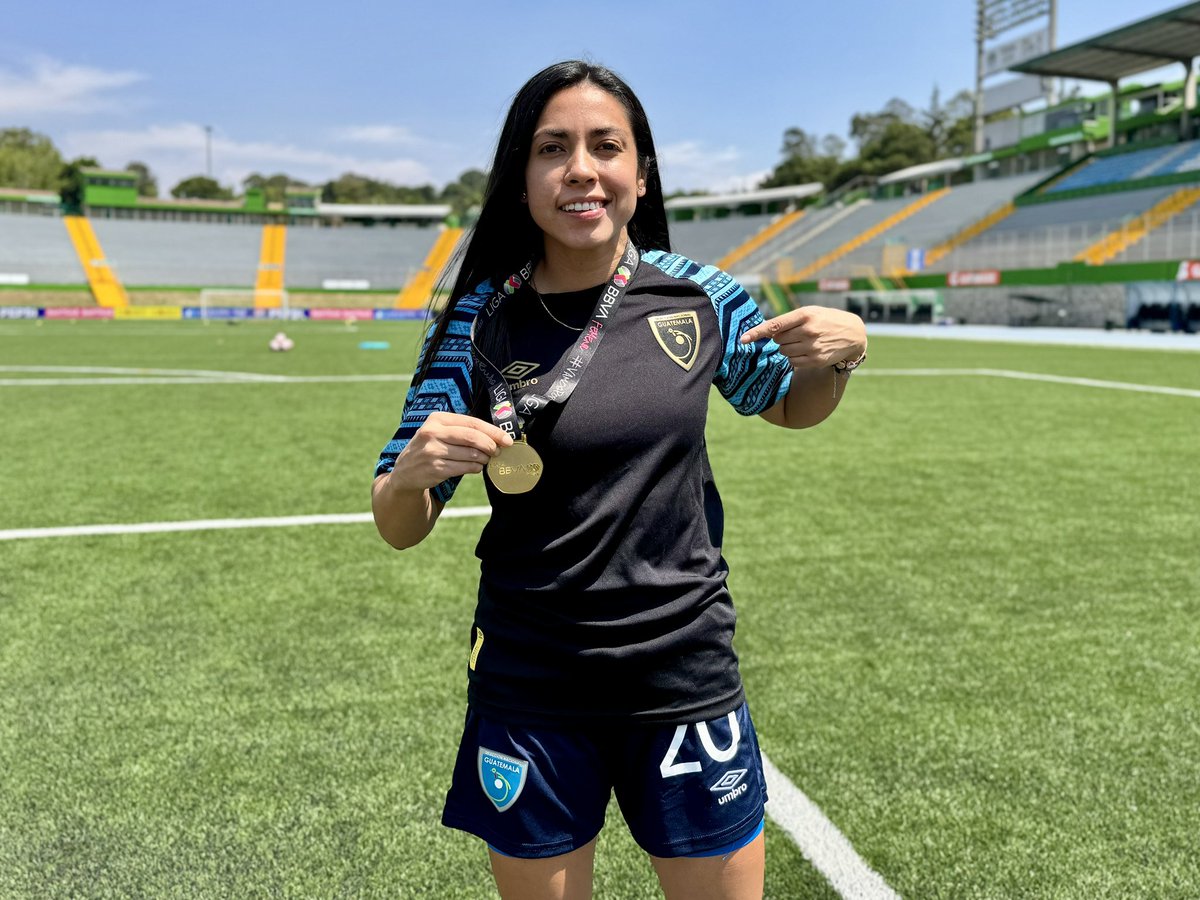 #Deportes Ya está en casa 🤩🇬🇹⚽️🥇

Ana Lucía Martínez llegó al estadio Cementos Progreso con su medalla de campeona de Liga MX Femenil.

👉🏻 La delantera será titular con la Sele para jugar ante las chilenas.

📰Entérate en #NuestroDiario
📸Fedefut