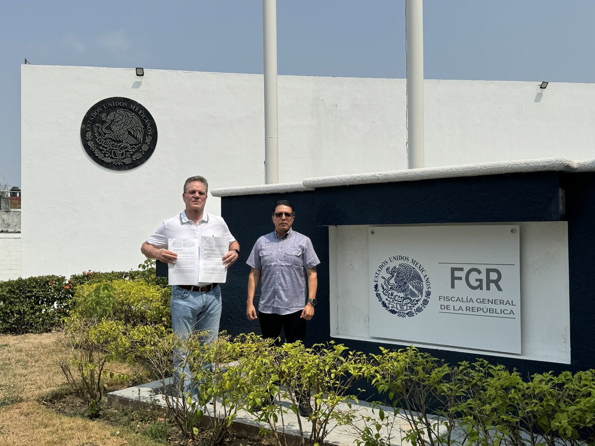 acastagne's tweet photo. También me permito informarles que en este momento presenté dos denuncias penales más ante la @FGRMexico en contra de la señora @rocionahle y Fernando Bilbao Arrieta por los delitos de : OPERACIONES CON RECURSOS DE PROCEDENCIA ILÍCITA, USO ILÍCITO DE ATRIBUCIONES Y FACULTADES, EJERCICIO ABUSIVO DE FUNCIONES, TRÁFICO DE INFLUENCIAS Y ENRIQUECIMIENTO ILÍCITO.

“YO NO MIENTO”
