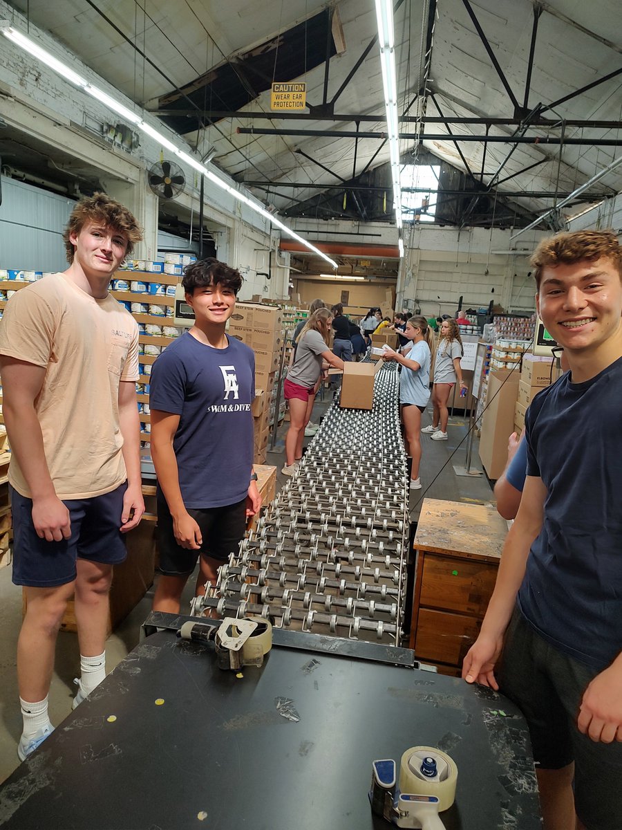 EAMayTerm's tweet photo. "No time is better spent than in service to others." The Now That Chapel is Over group had another successful day of packing boxes at @sharefoodphilly! #EAMayTerm https://t.co/fceSnqI302