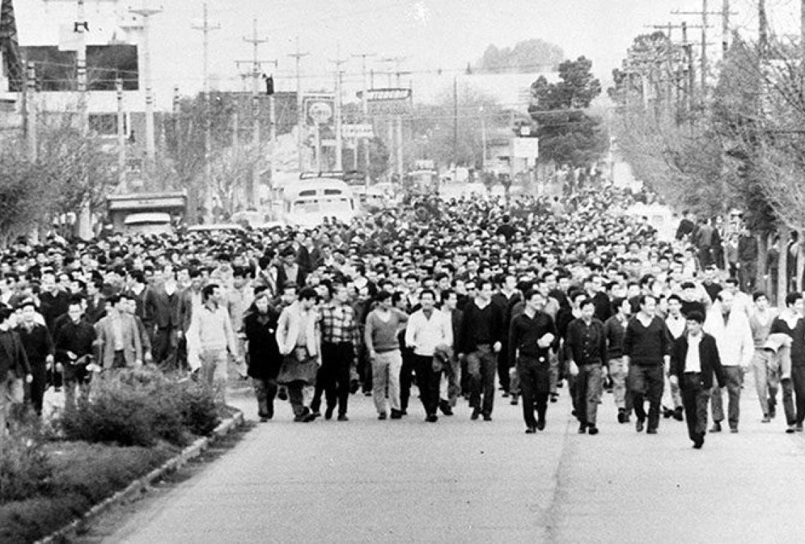 Se cumplen 55 años del Cordobazo, cuando obreros y estudiantes tomaron el control de la capital de Córdoba por 24 horas. Es uno de los hitos más importantes de la lucha popular, y marcó el comienzo del fin de la dictadura de Onganía. Un ejemplo de la dignidad de nuestro pueblo