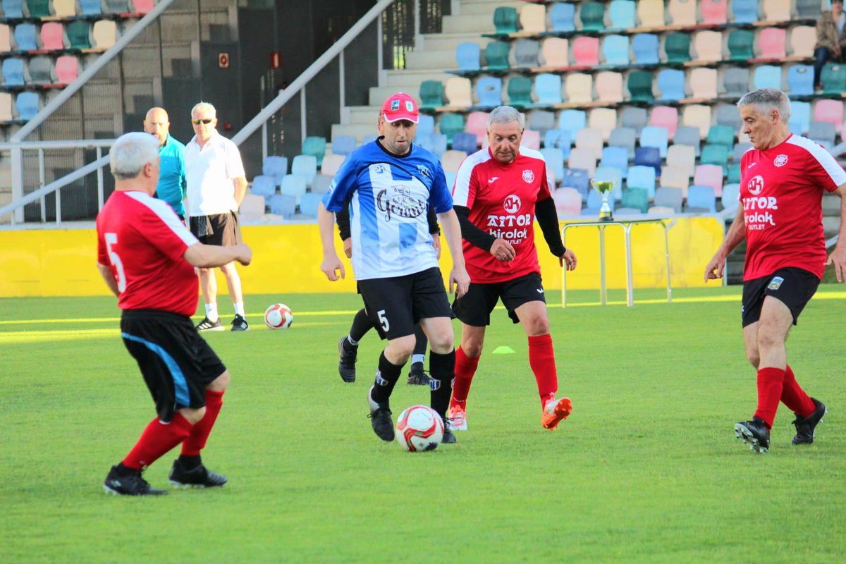 Plentzia izan da Walking Footballeko lehen Kopako txapelduna, Lagunak taldeak 4-0 irabazi ondoren, eta hala osatu du bikotea. Hirugarren postua Ibarreko taldearentzat da, Asparbiri 3-1 irabazi ondoren. 
José Ángel Labrador federazioko lehendakariordeak eman du saria.
