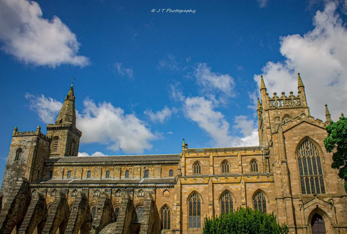 The final resting place of many Scottish monarchs, including Scotland's legendary king, Robert The Bruce 👑🏴󠁧󠁢󠁳󠁣󠁴󠁿 The stunning and historic Dunfermline Abbey 🕍

#dunfermlineabbey #welcometofife #scottishbanner #scotsmagazine #visitscotland #historicscotland #jtphotography 📷