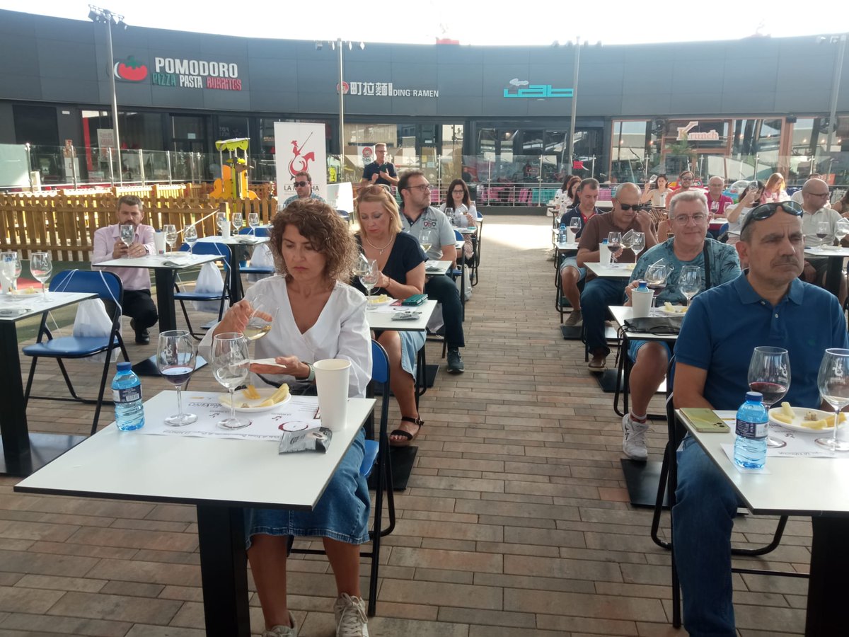 Agradecidos al público de #Albacete por su buena acogida en la cata maridada de vino con #DenominacióndeOrigen #LaMancha y quesos de @alcampo en @ImaginaliaCC @campoyalmaCLM @AgriculturaClm #CalidadDiferenciada2024 #VinosdeLaMancha #VinosdeAlbacete