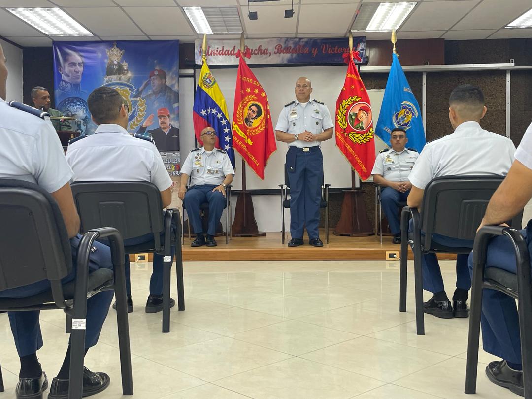 📷 #EnFotos || En el marco del aniversario de la Dirección de Inteligencia Aeroespacial de la @AMB_FANB, se efectuó acto en Salón de Conferencias de la #COGEAMB. La actividad estuvo presidida por el GD. Ronald Enrique Suárez Leal, director de inteligencia Aeroespacial de la AMB.