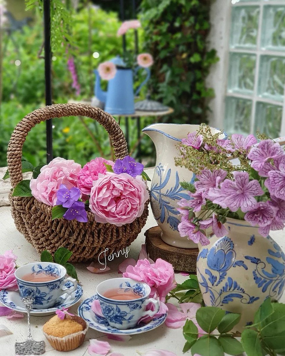 This afternoon, we would love to join Instagram user jennybrassmit at this delightful, floral-filled fête in a verdant garden. Featuring eye-catching blooms, refreshing tea, and a sweet treat, this lovely teatime would be the perfect place to enjoy a mid-week respite.