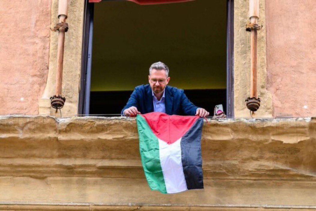 À Bologne, ville du nord de l’Italie, le maire Matteo Lepore a accroché le drapeau palestinien sur l’hôtel de ville.

🗣 Matteo Lepore :

En accrochant le drapeau palestinien à côté de la banderole exigeant un cessez-le-feu depuis le palais D'Accursio, nous sommes aux côtés des