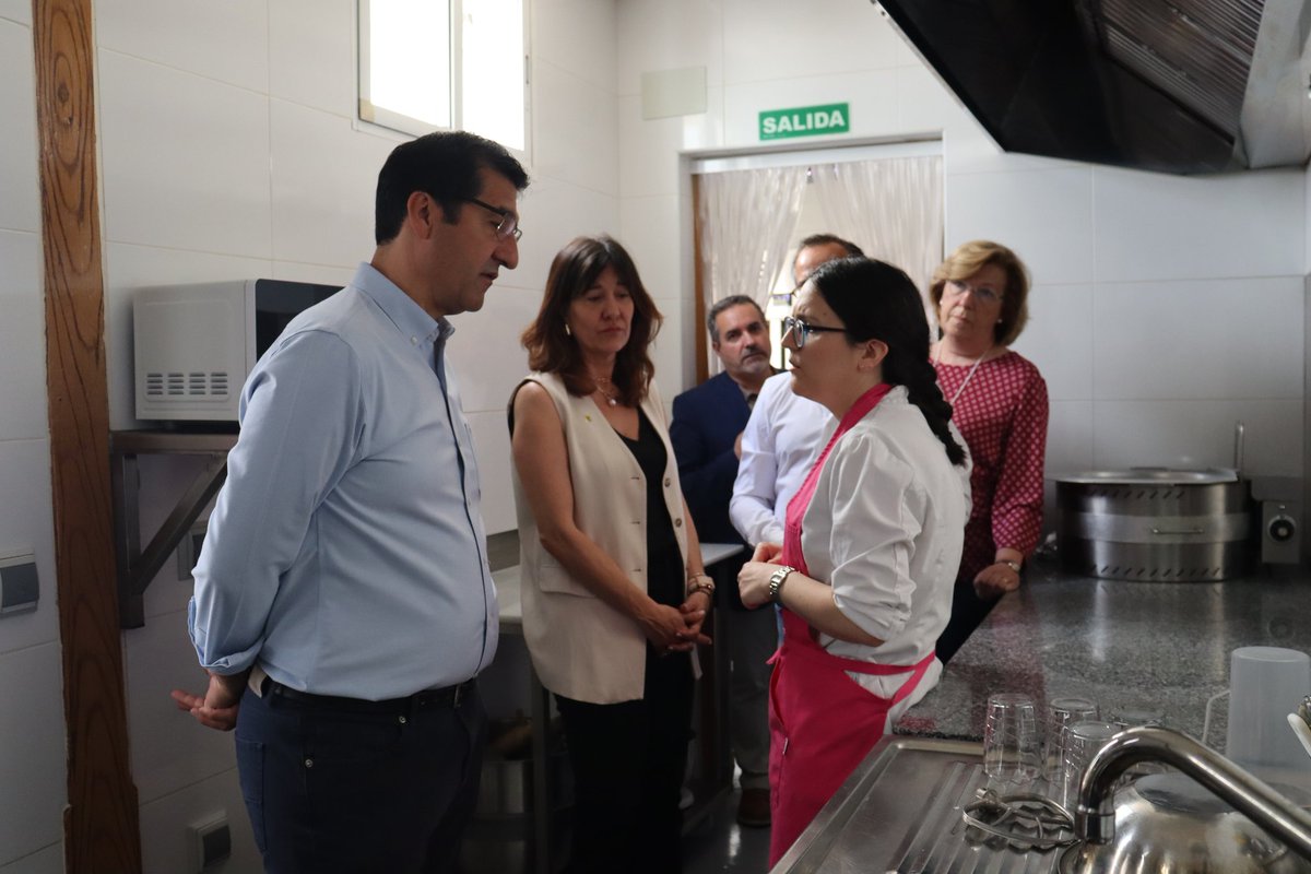 🇪🇺 Hoy he conocido en Malagón a María Teresa y a Virginia, dos jóvenes emprendedoras que son ejemplo de cómo los fondos europeos, que dirigimos a los Grupos de Desarrollo Rural, son capital semilla. 🤝 Gracias al GDR Entreparques por invitarme a esta jornada y enhorabuena.