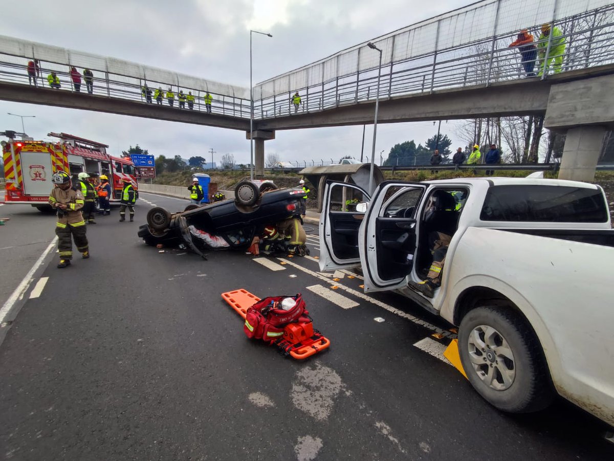 MTTLosRios's tweet photo. 📌#AgendaMTT | Hoy nos trasladamos hasta el KM 832 de la Ruta 5, donde participamos en el simulacro de siniestro vial, junto a @CarabLosRios, Bomberos y @rutadelosrios ISA Intervial. Queremos reforzar el llamado al autocuidado a la hora de trasladarse por las distintas vías de 🇨🇱 https://t.co/2ZqZQMSSGD
