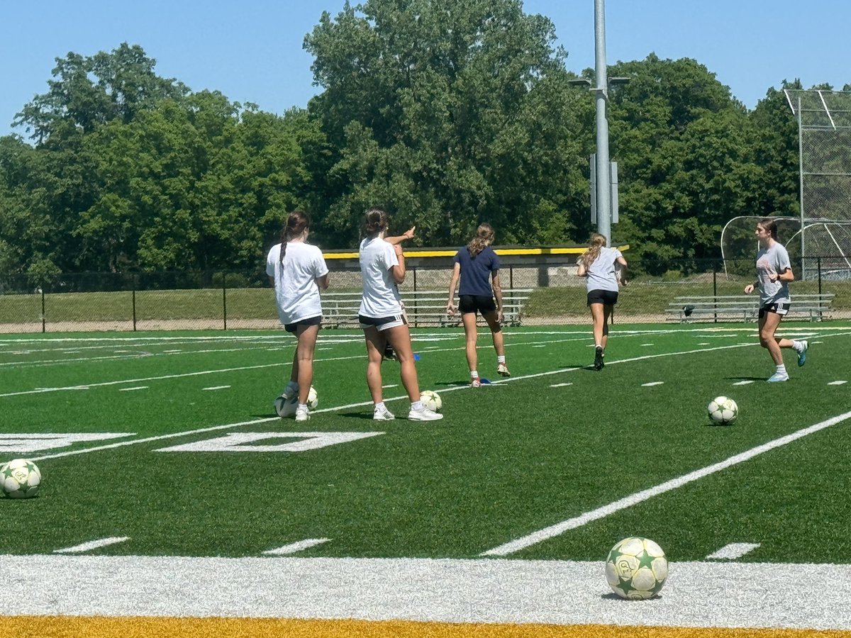 <a href="/alainaschalk/">alaina</a> &amp; <a href="/ashlynswartz/">Ashlyn Swartz</a> leading some passing patterns in todays session! Future coaches!!