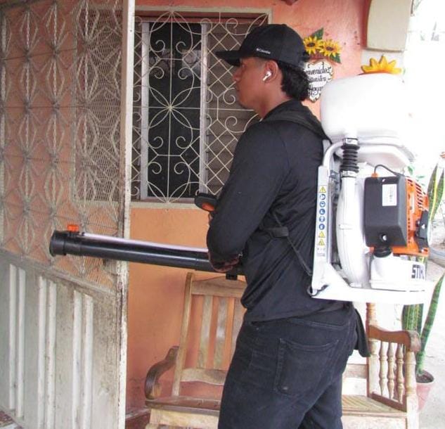 👉 Personal de la Región Sanitaria de La Paz, continúa con las diferentes acciones contra el dengue. Hoy junto a estudiantes del ITP y ANAPO se aplicó BTI en el barrio La Granja y alrededores; colonia Matilde, además en el barrio la Trinidad para eliminar larvas en las pilas.