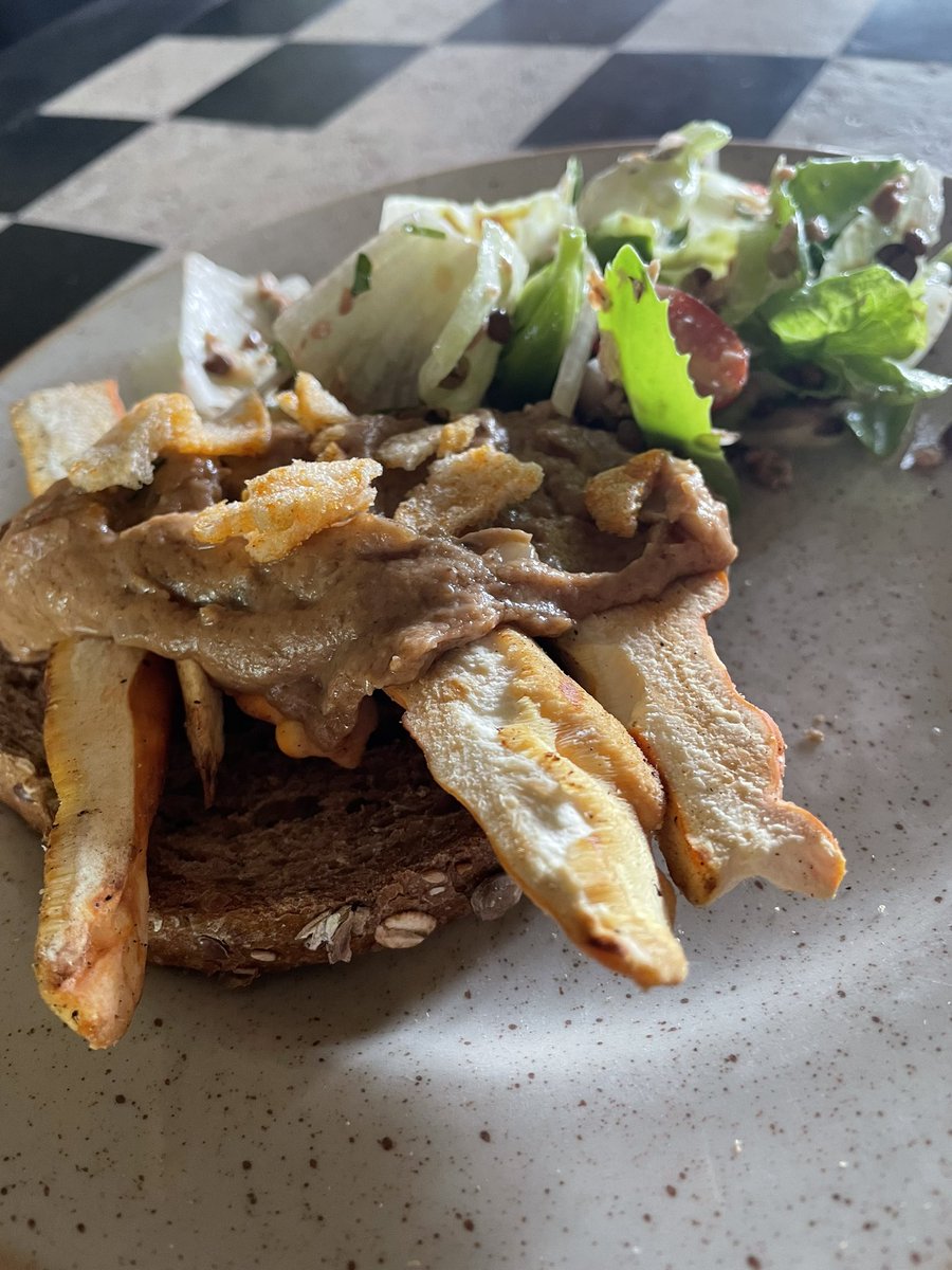 Zwavelzwam is gegrild met pindasaus en salade. N heerlijk #vegan maal uit eigen tuin