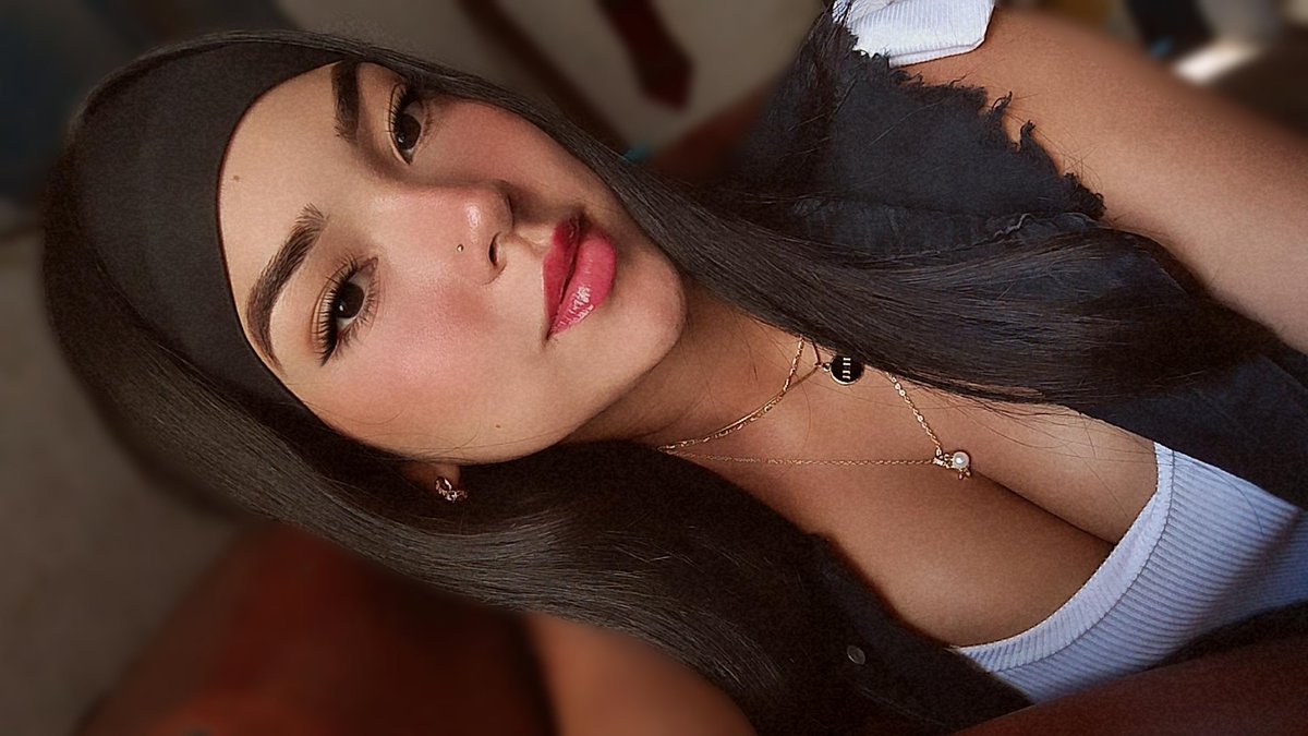 Chaina_ross's tweet image. Ojos de gatos misteriosa, una mujer coqueta.