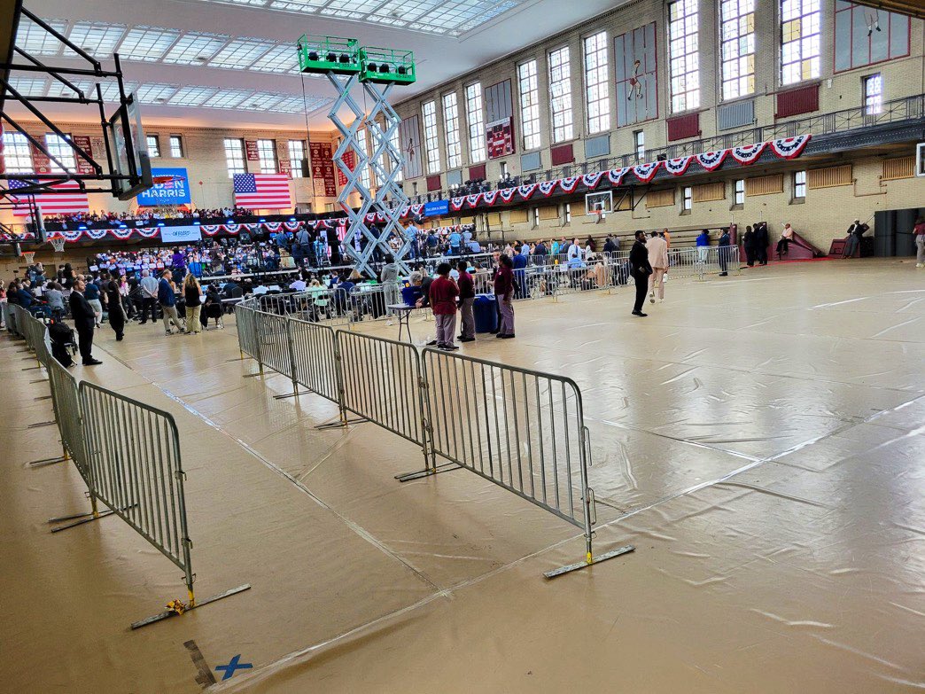 ZadeSmith4's tweet photo. 10’s of people showed up at @JoeBiden rally today in Pennsylvania today.
The local Fire Marshall was required to stand outside the school gymnasium begging people to come in.
#DiaperJoe #BlueWave #RobertDeNiroPlatformShoes #PrideMonth @DNC Disaster https://t.co/puwGqmHych