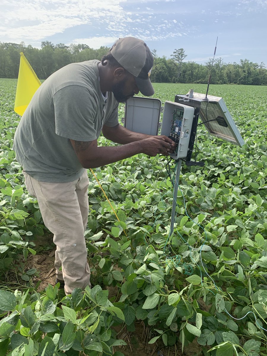 Ronell’s Williams, IRM Specialist with NRCS in Phillips County, is installing the AquaTrak telemetry unit in Kyle Fuller soybeans.   Good luck to Kyle and thanks to Ronell. ⁦<a href="/cghenry_UA/">Chris Henry</a>⁩ ⁦<a href="/RussParker11/">Russ Parker</a>⁩ ⁦<a href="/CropPerDropAr/">Arkansas Crop Per Drop Contest</a>⁩
