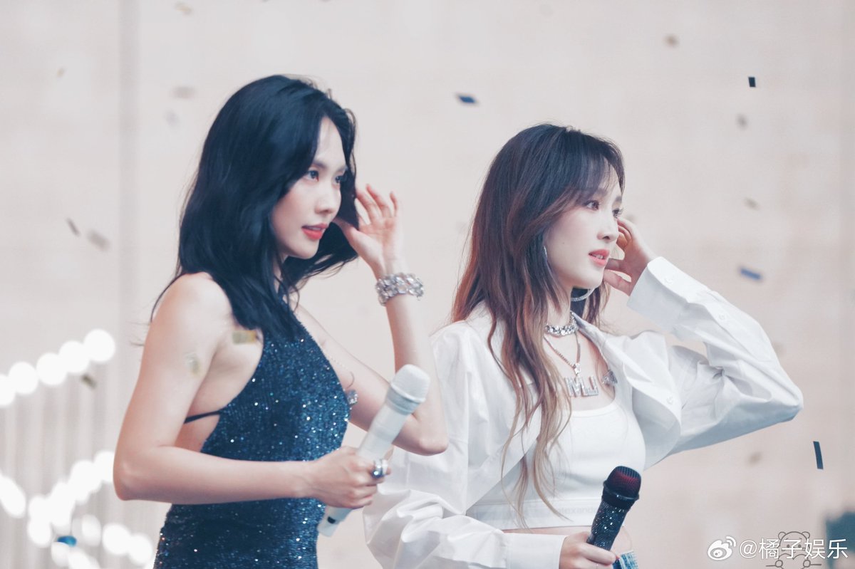 王霏霏 Fei & 孟佳 Jia performing 'Hush' today.

#MissA #孟佳 #王霏霏 #Jia #Fei #Jyp #jypentertainment