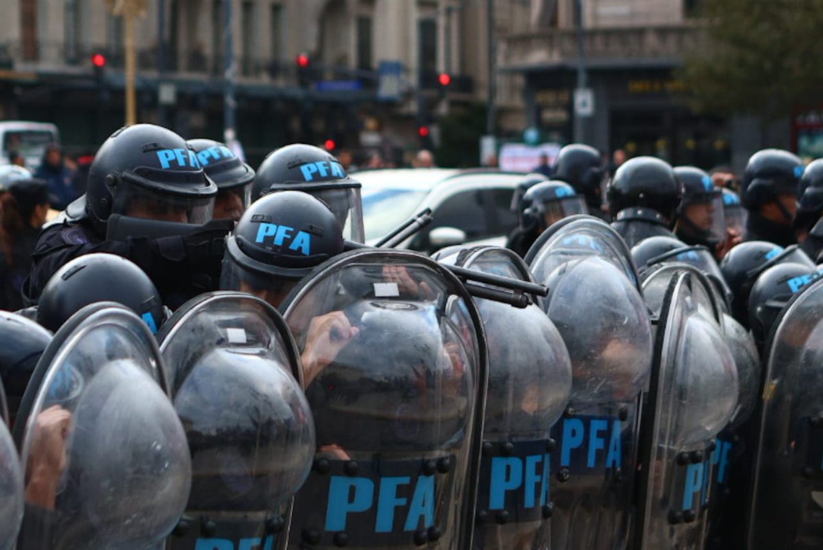 Así reprime el gobierno a los trabajadores que se plantan y pelean contra los despidos. 
La PFA, los verdaderos mulos del patrón.