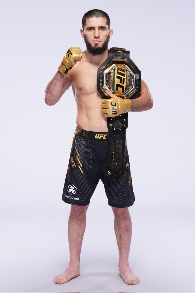 The lightweight champion Islam Makhachev with the new golden gloves.

📸 Getty Images