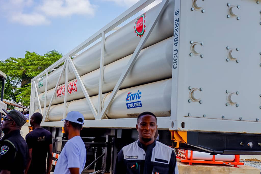 Kwara State Governor @RealAARahman has launched the CNG conversion workshop, refuelling station, and training centre in Ilorin.

ISE NLO