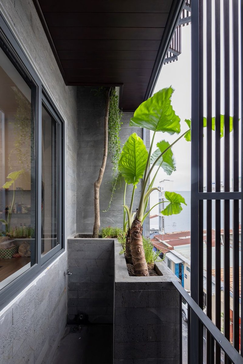 Chic Vid House maximizes space and ventilation with foldable teak facades and laterite stone. The five-story design integrates natural materials and a minimalist aesthetic for a comfortable multi-generational home.

Details: arc.ht/3VdUlcq 📍Ho Chi Minh City, Vietnam