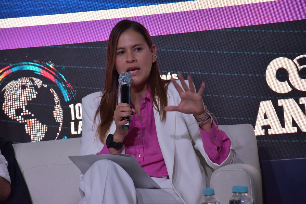mindefensa's tweet photo. La viceministra de Veteranos y del #GSED, Ana Catalina Cano participó en el panel Mentes ILS en la décima versión del #InnovationLandSummitANDI, que reúne a los emprendedores e innovadores más importantes del país.
Allí la #ViceDefensa presentó las estrategias del Gobierno para impulsar la competitividad y la innovación en el sector de seguridad y defensa, y detalló cómo el nuevo Hub de Innovación potenciará estas iniciativas: “Es importante incrementar la inversión en investigación y desarrollo y mejorar la infraestructura tecnológica para posicionar a Colombia como un líder en innovación en el ámbito internacional”, destacó.
Estamos comprometidos con un futuro donde la innovación y la seguridad de Colombia, sean el motor del desarrollo sostenible. ¡Juntos, podemos lograrlo!
#InnovaciónColombia #Competitividad #TransformaciónDigital