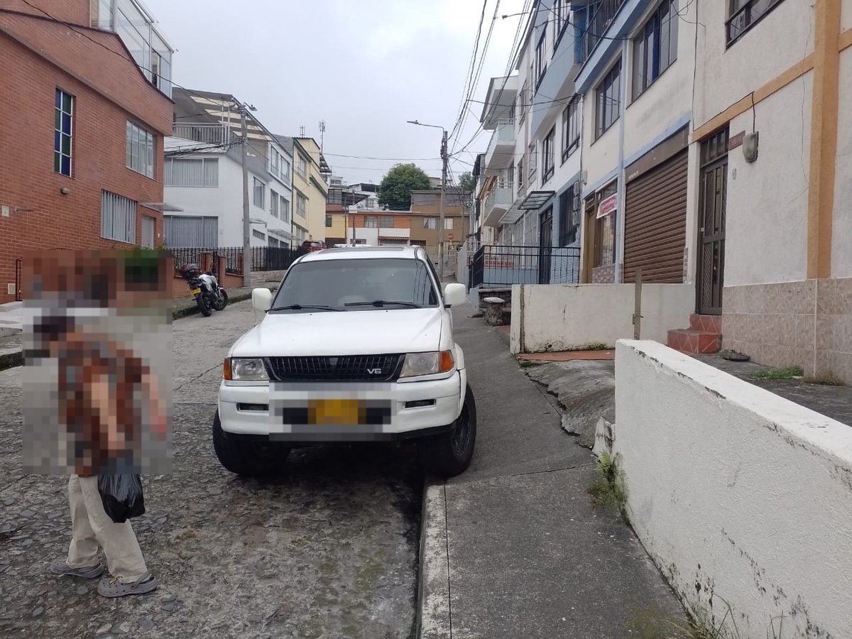 SecMovilidadMzl's tweet photo. #ElPeatónPrimero
Recorremos cada barrio de #Manizales para combatir el #MalParqueo. No nos rendimos en esta tarea, porque los manizaleños merecemos vías #transitables y #seguras. Hoy despejamos el barrio #Chipre. ¡Recuerda: los #andenes son para los #peatones! https://t.co/YlrjKuvrjc