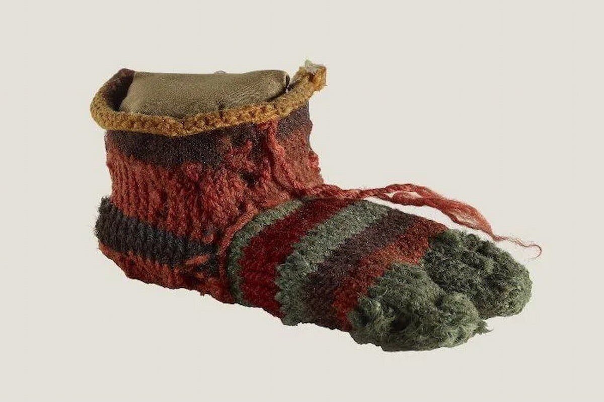 #Curiosidades Este calcetín de lana tiene una antigüedad de 1.700 años. Fue descubierto en una excavación llevada a cabo entre 1913 y 1914 en la ciudad egipcia de Antinooupolis. Por su tamaño y orientación parece ser que pudo ser usado en el pie izquierdo de un niño.