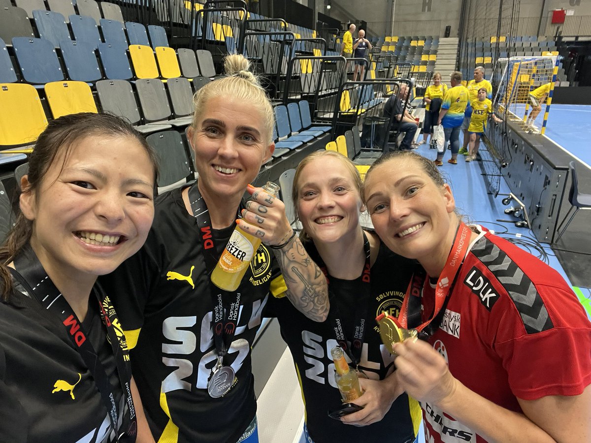 11aaayk's tweet photo. 5/25 Final。vs Esbjerg 20-25で敗戦。私の現役最後の試合が終わった。皆最後まで諦めずに戦った。Esbjergには1勝も出来なかったけど、ホーム戦ってこともあって、試合が本当に楽しかった。最後にホーム戦でNFHファンと沢山の日本人応援団に囲まれて最後にメダルも獲得！最高に幸せ！皆ありがとう💙💛 https://t.co/Zv0JN71MN5