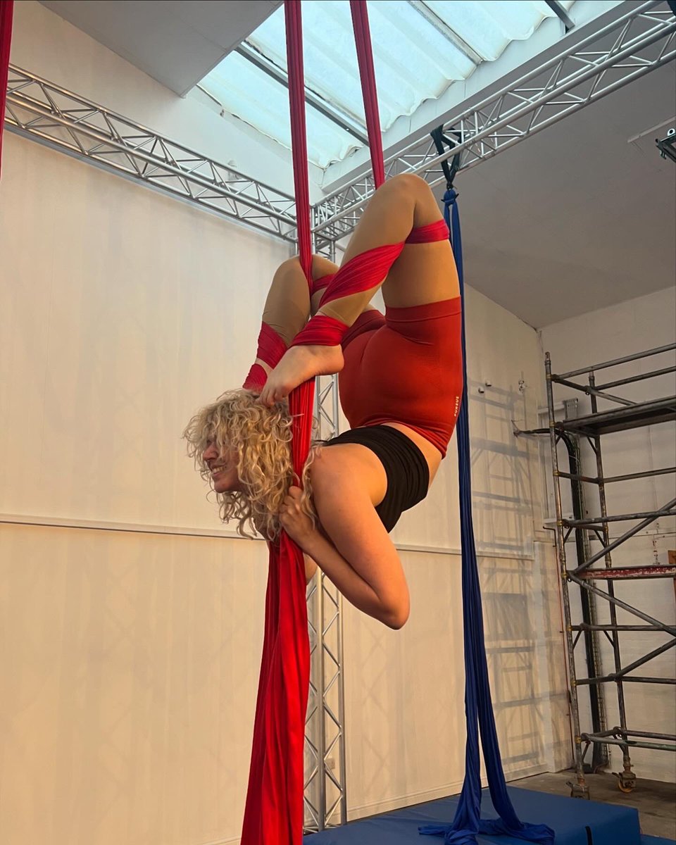 _Laboleyn's tweet image. Doing lil’ toe tappies to make sure they’re really there