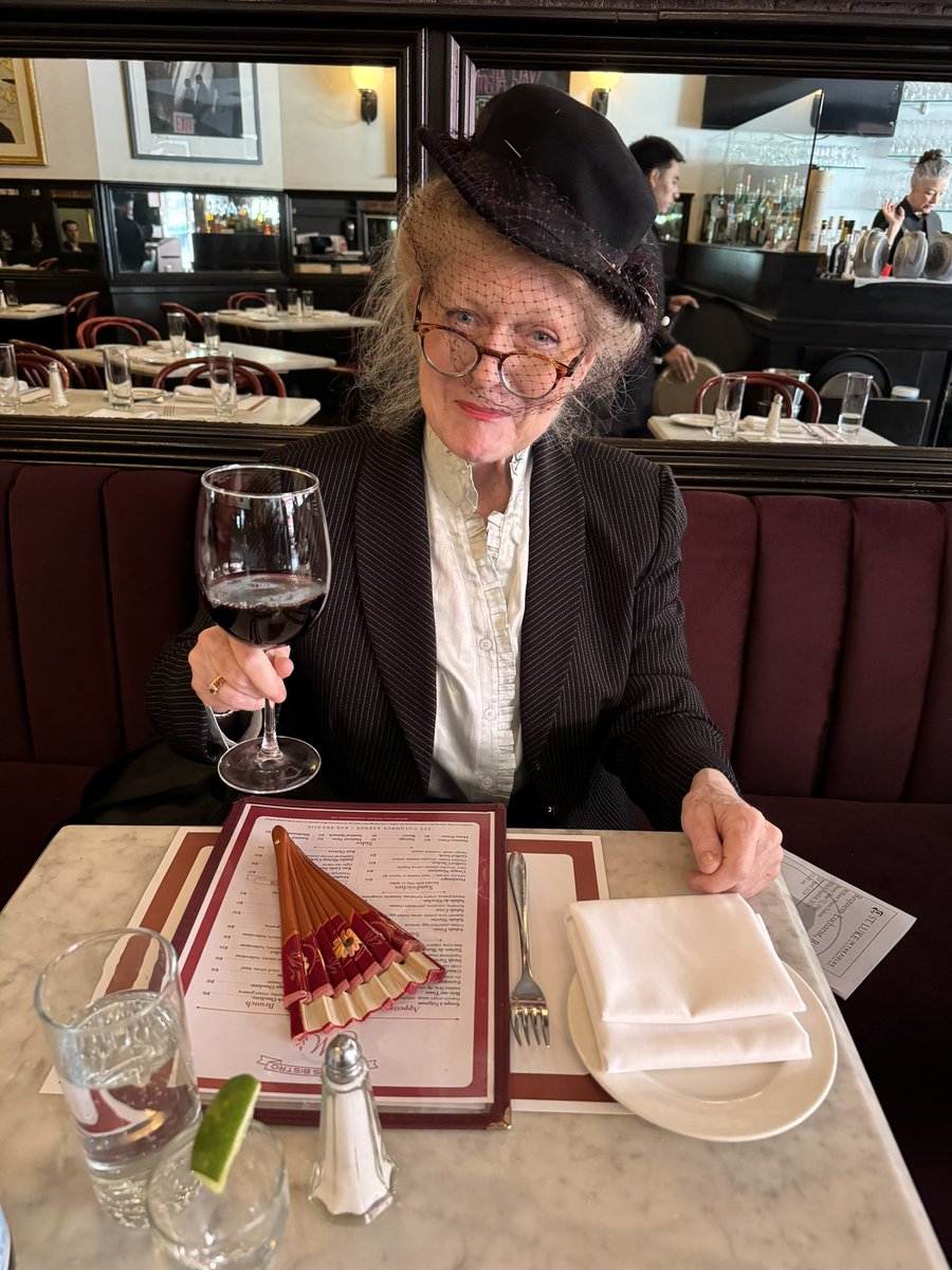 Only the most stylish people dine @ @mannysbistrony . Cheers to you, dear @ThankYeKindly ! 🍷✨ #mannysbistro #mannysbistrony #cheers #fashionista #nyc #newyork #newyorkcity #upperwestside #peopleweadore #uws #uwsnyc #newyorker #newyorkcitylife #hats #fashion #salut