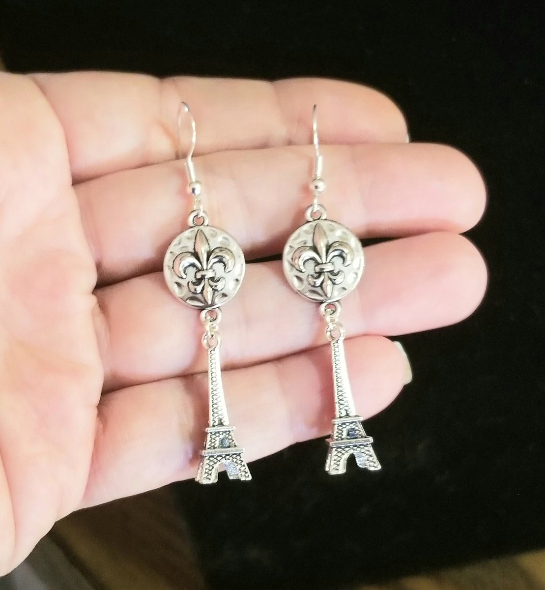 Eiffel Tower Earrings, Fleur-de-lis Earrings 
#jewelry #earrings #silverearrings #eiffeltower #Paris #France #Fleurdelis #handmadejewelry #giftsforher #graduationgift #birthdaygift #handmadegifts #fashion #style #Etsy 

etsy.me/3QMaZg1 via @Etsy