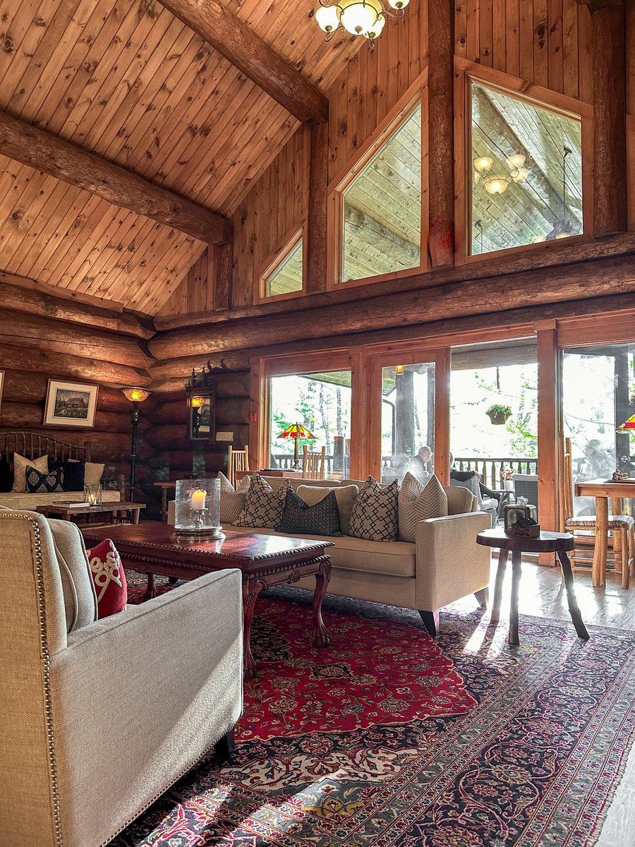 Come on in and make yourself at home! Tag who you are bringing to tea-time or cocktail hour in our Great Room 🫖 🧁 🍸 #TroutPointLodge #MainLodge #GreatRoom
