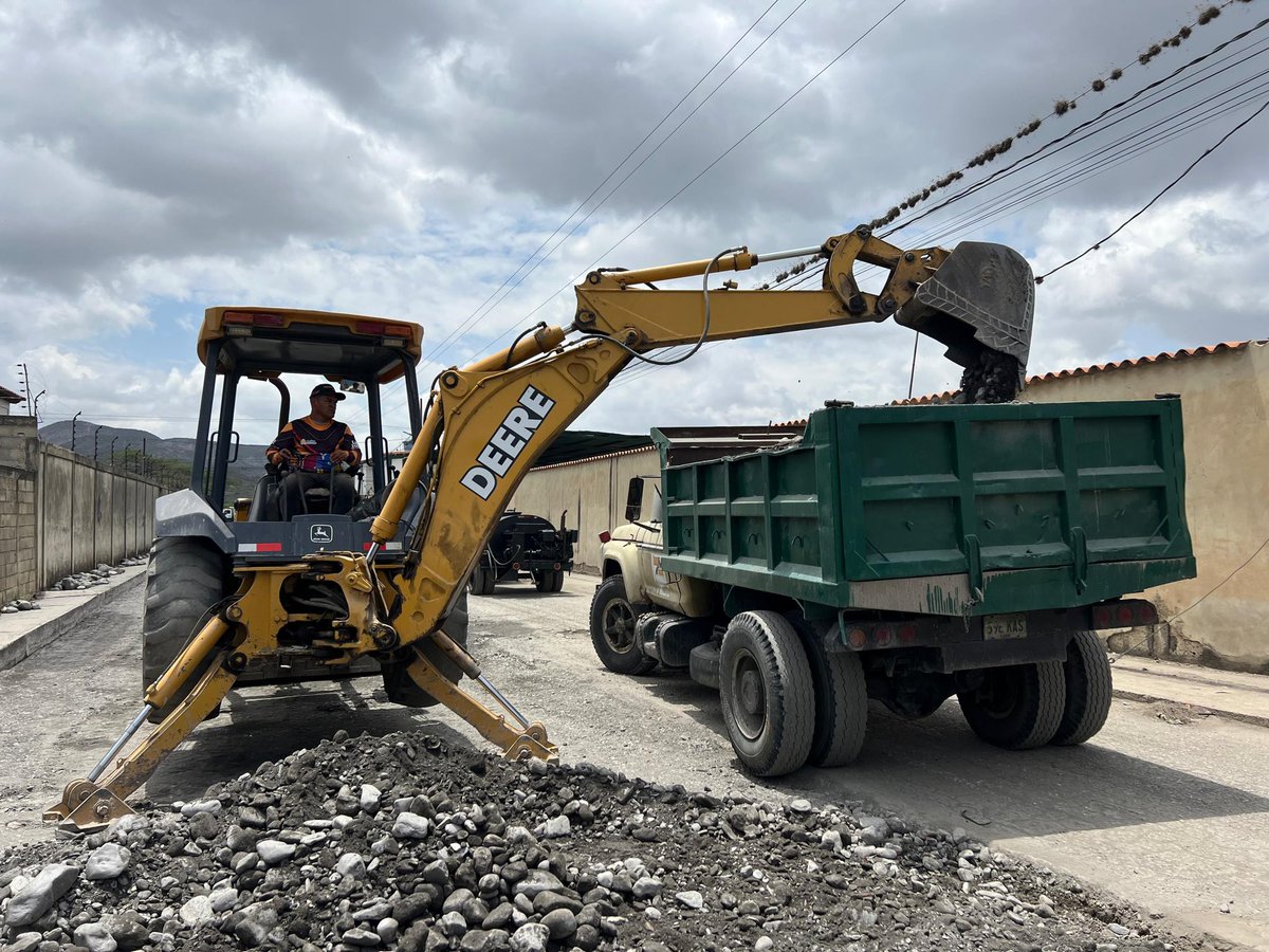 LuisJonasReyes's tweet photo. Nos fuimos hasta la comunidad Jacinto Lara en la Parroquia Ana Soto, a darle continuidad al plan de asfaltado que nuestro Presidente @NicolasMaduro aprobó para este sector de nuestro Municipio #Iribarren. Se incorporan 4 nuevas comunidades y 15 sectores para continuar los planes de consolidados de zonas populares.