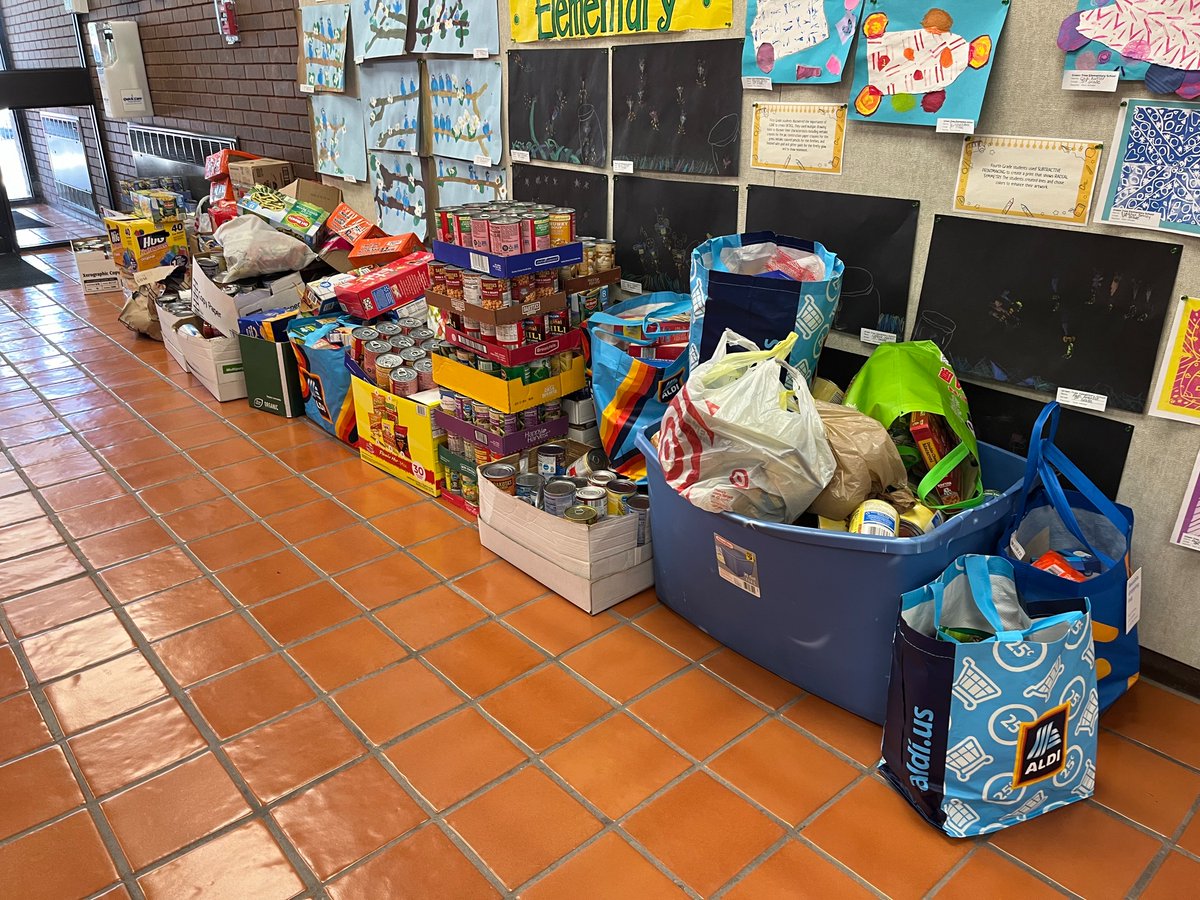 Thank you to @FootballTHS for their donation of food to benefit WSD students. Their Wolves Leadership Council collected over 2,000 pounds of food - thanks to all who donated! #WSDcommunity #WeAreWentzville