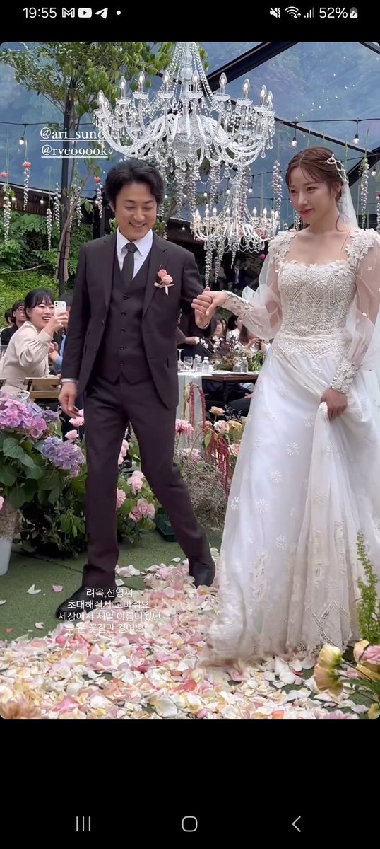 Tengo el móvil LLENO de fotos y videos de la boda del año #RyewookandAri y parece que van a seguir aquí porque soy incapaz de borrar nada de la boda de nuestro Principito y la nueva Principita.