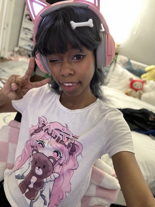 Live rn on https://t.co/oHwBG7x0KM playing Cult of the Lamb! It has twitch integration so you can join