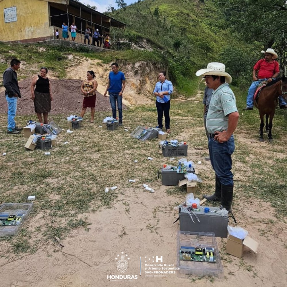 Los paneles solares instalados en Los Platanitos, Veracruz en Copán, reciben repuestos para alargar la durabilidad de los sistemas que alumbran las noches de las familias copanecas.

Esta iniciativa ha cambiado la vida de muchos hogares gracias a #SAG_PRONADERS.