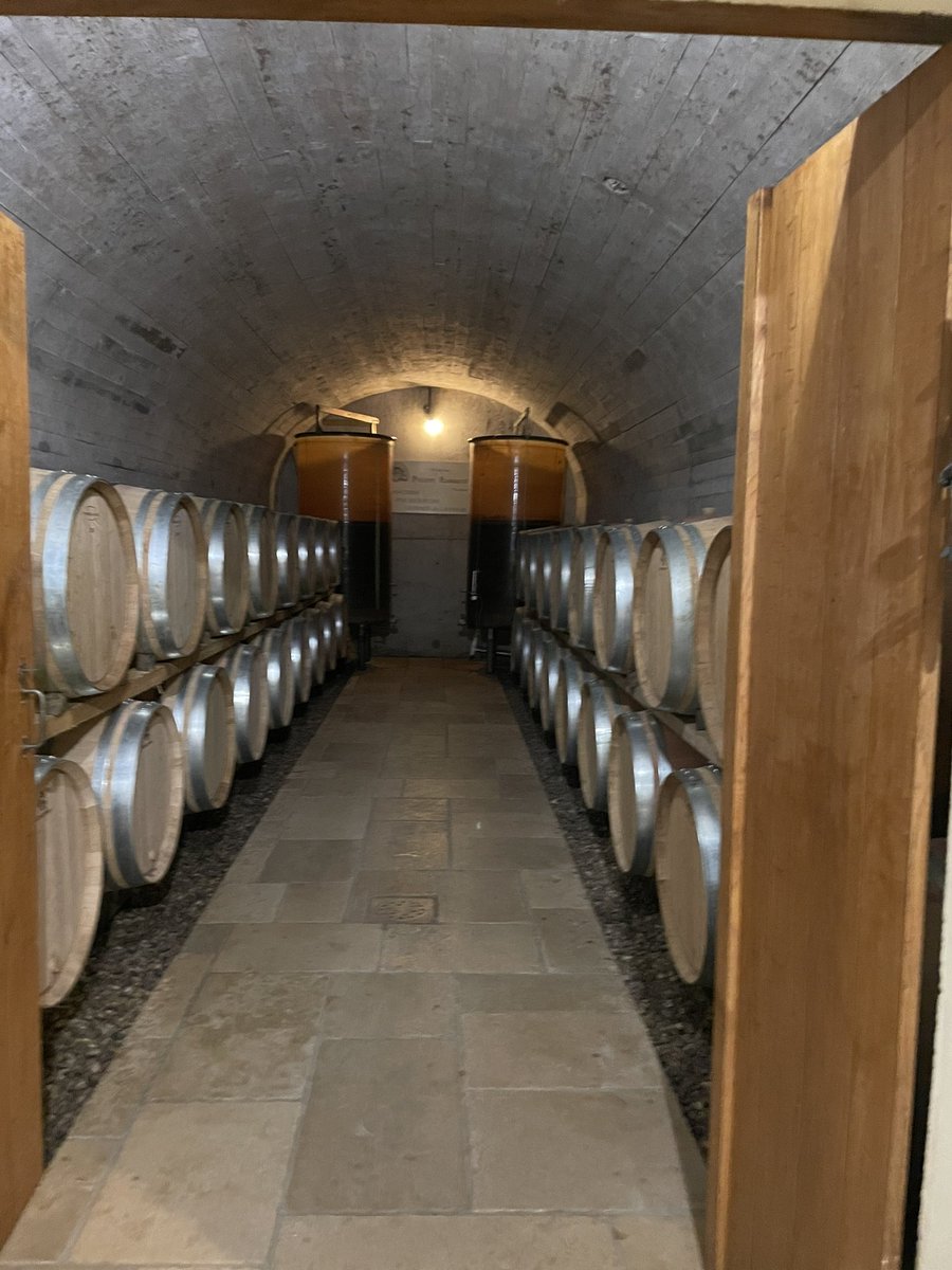 YouYamagami's tweet photo. #Sancerre の #cave に寄ってテイスティングと、6本購入!そして #Bourge へ #世界遺産 の #カテドラル が大き過ぎて、写真に写りきれない https://t.co/z1iIevUVzT