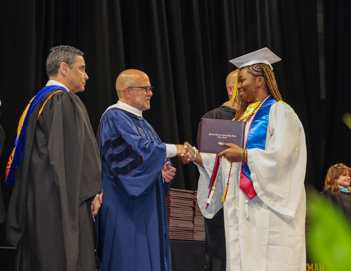 SuptDotres's tweet photo. Congratulations to the senior #Classof2024 of @Goleman_Gators on your graduation! We are immensely proud of your dedication and achievements.  Wishing all you Gators, the best as you embark on your next journey. #GraduationMagic #Alumni305 #YourBestChoiceMDCPS https://t.co/4nc1oHCWZd