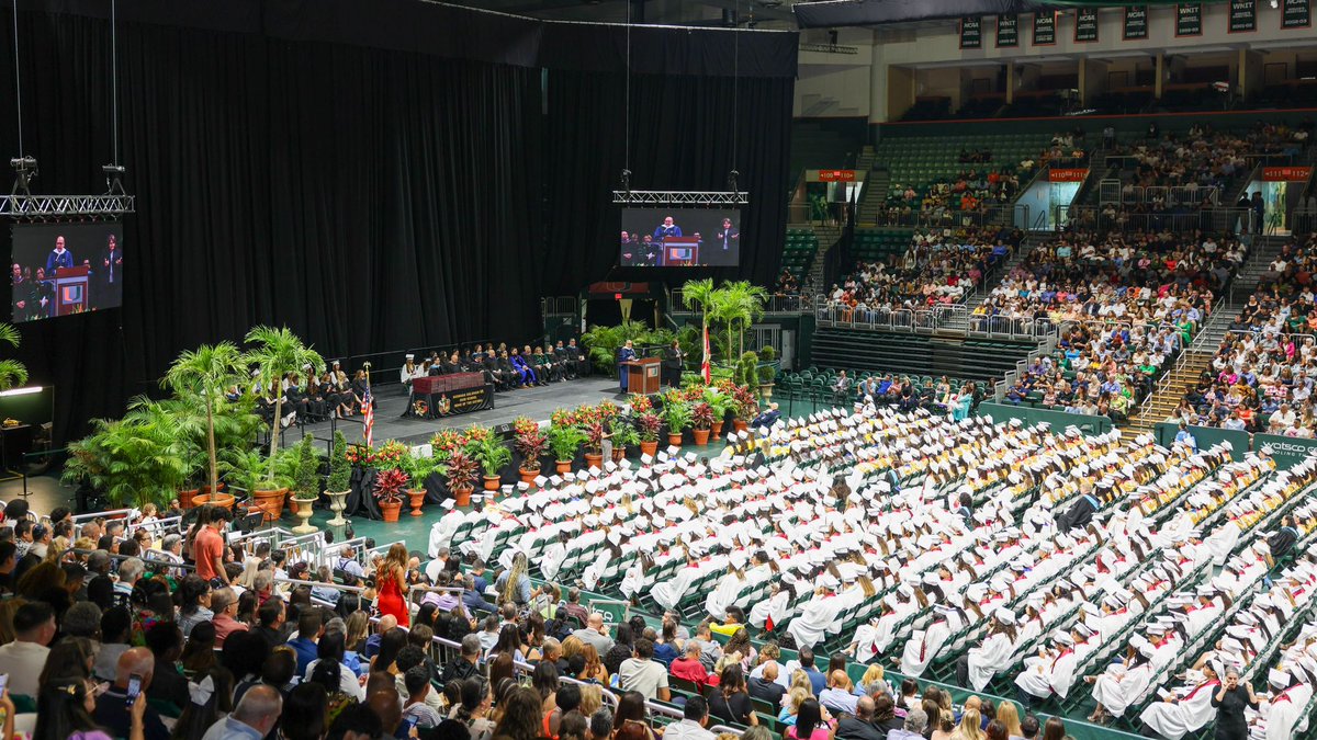 SuptDotres's tweet photo. Congratulations to the senior #Classof2024 of @Goleman_Gators on your graduation! We are immensely proud of your dedication and achievements.  Wishing all you Gators, the best as you embark on your next journey. #GraduationMagic #Alumni305 #YourBestChoiceMDCPS https://t.co/4nc1oHCWZd