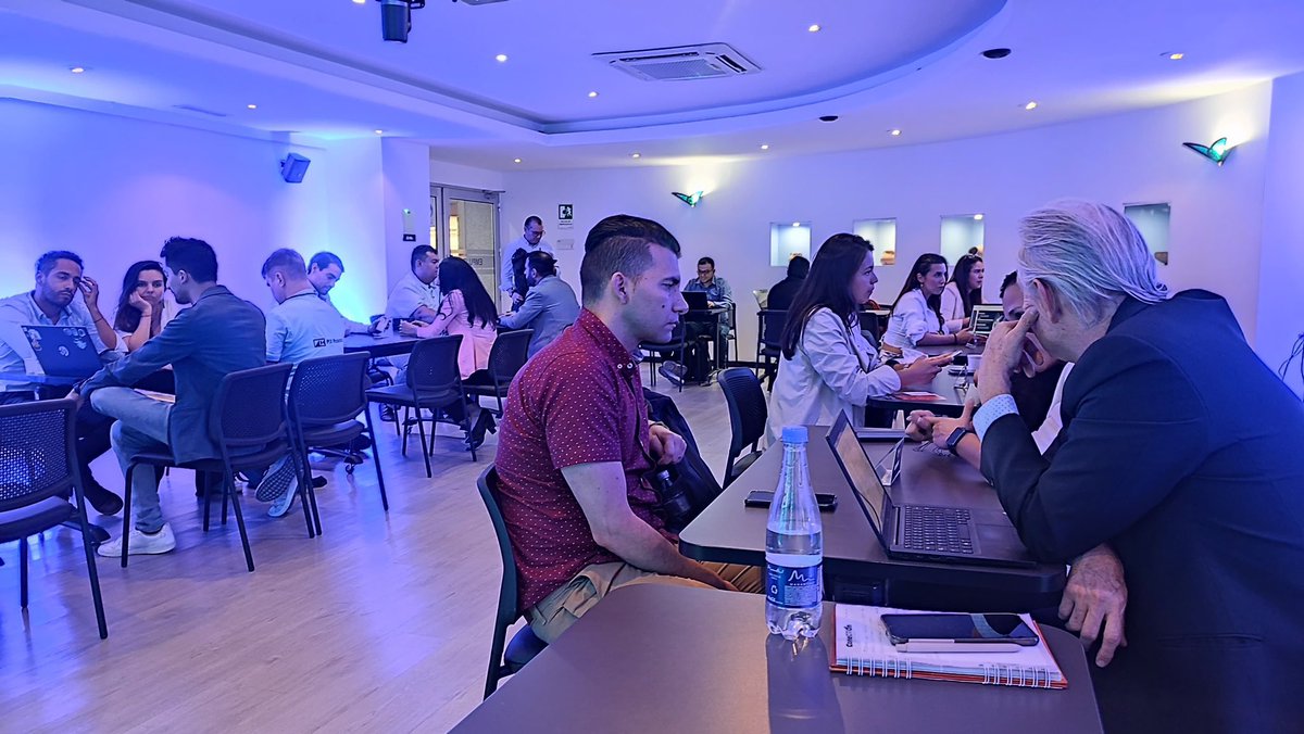cenisoft's tweet photo. Nuestro Circuito de Networking #TalentoTI avanza en #RegiónLabSantander.
Conectamos empresas de la Industria de Software y TI con instituciones académicas para potenciar el cierre de brechas, la innovación y las capacidades de los jóvenes talentos de nuestro país 🧑🏻🎓 https://t.co/VaHvuNY507