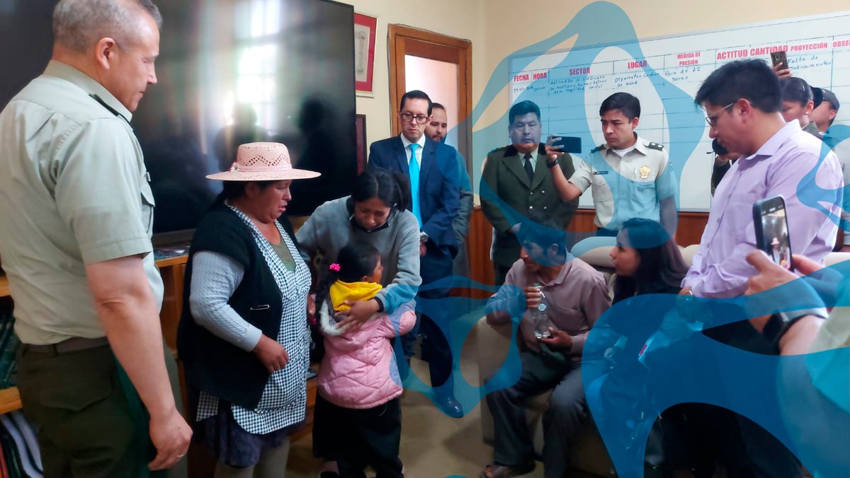ATBEnConexion's tweet photo. Así fue el reencuentro de Methabel con su familia, la niña de cinco años desaparecida en Sucre fue encontrada en Potosí, y entregada a sus padres este miércoles. 
#ATBDigital #ATBInforma #ATBNoticias https://t.co/5TKwM02POf