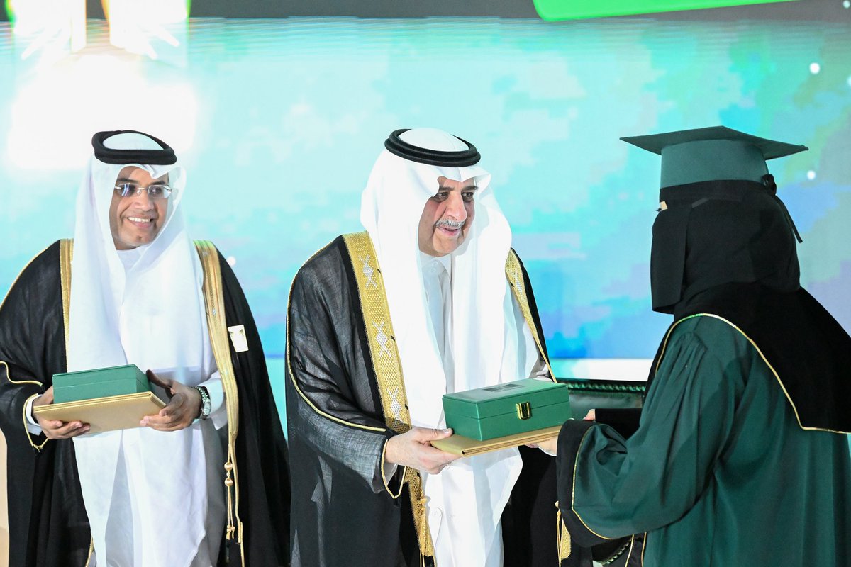سمو #أمير_منطقة_تبوك الأمير #فهد_بن_سلطان_بن_عبدالعزيز 
وبحضور سمو نائبه يرعى حفل تخريج الدفعة الثامنة عشرة من طلاب وطالبات #جامعة_تبوك من حملة درجة البكالوريوس وحملة درجة الماجستير وخريجي الدبلومات،والبالغ عددهم (6755)  خريجاً وخريجة

<a href="/U_Tabuk/">جامعة تبوك</a>
#حفل_تخرج_جامعة_تبوك_18