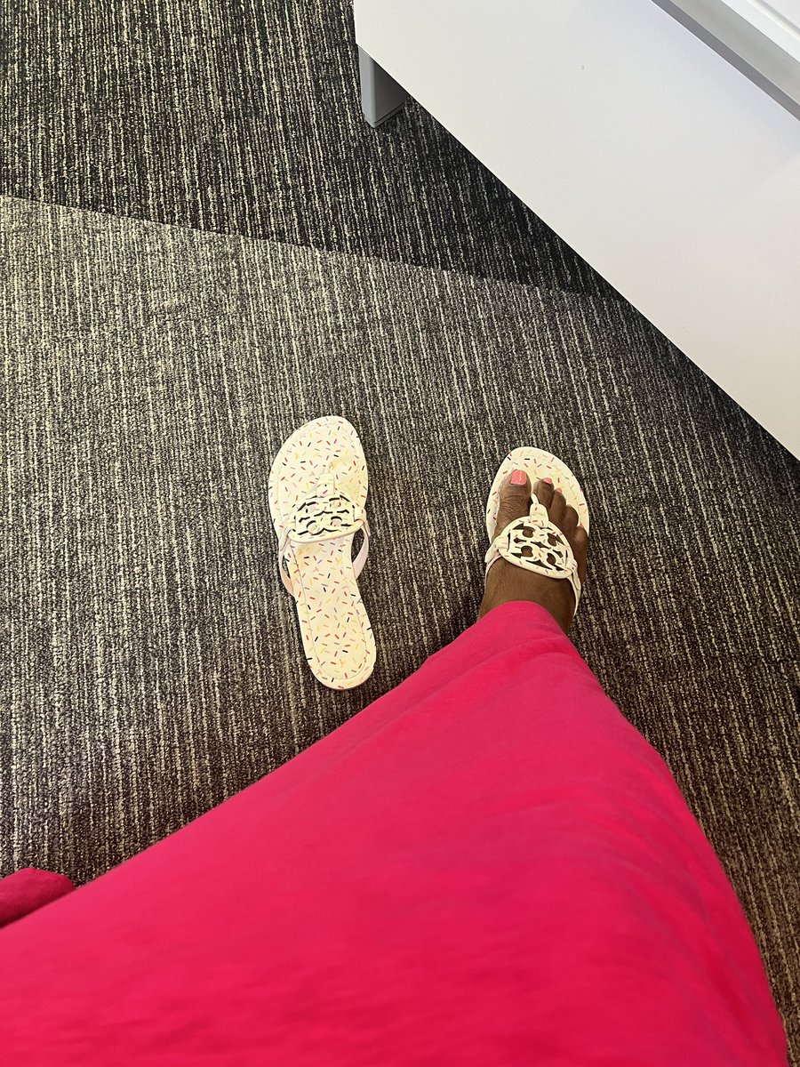 On Wednesdays we wear pink and @toryburch Miller sandals! I’m loving the new limited edition collection. #Rainbowsprinkles#ToryBurch